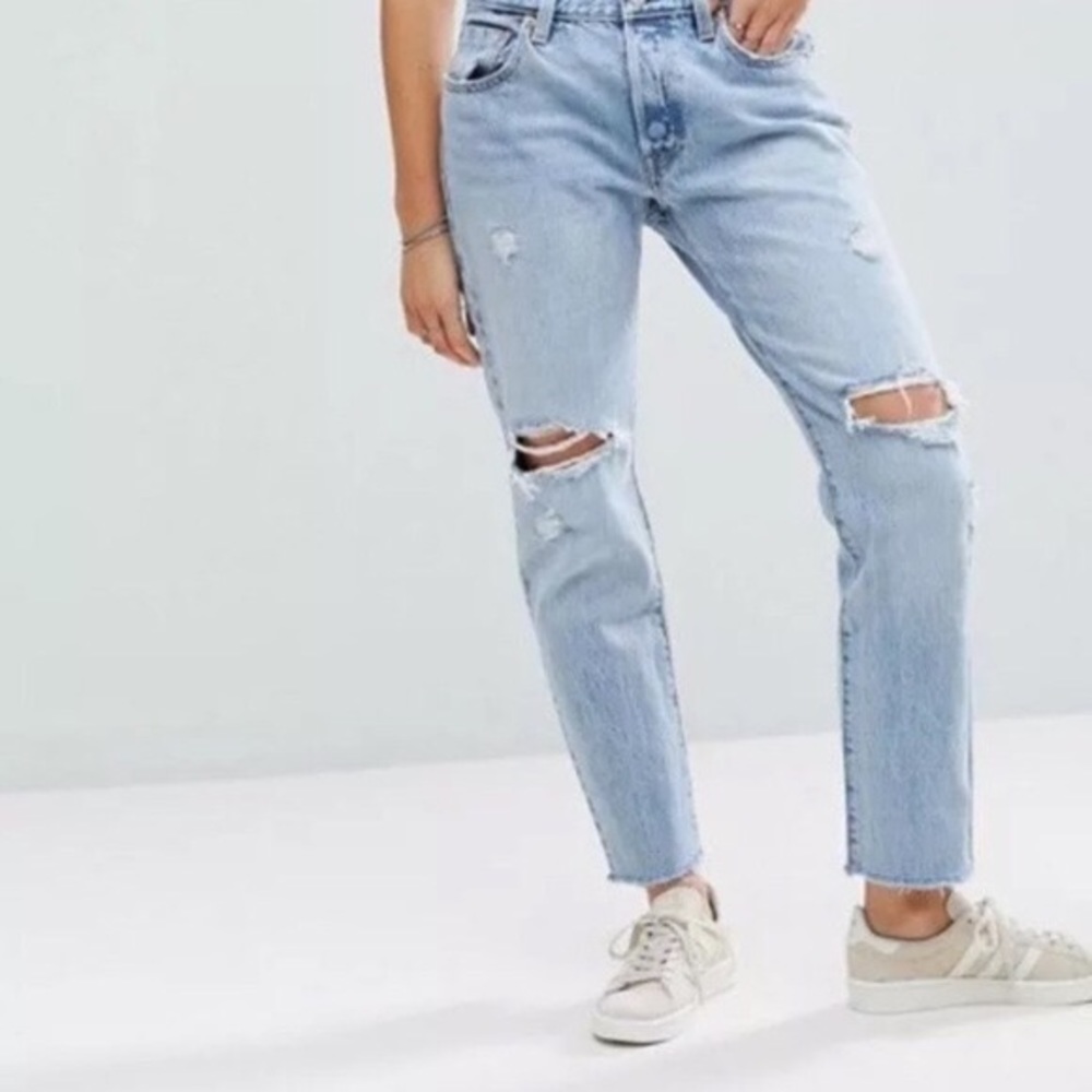 NWOT Levi’s 501 Button Fly Hi Rise Distressed Light Wash Raw Hem Jeans